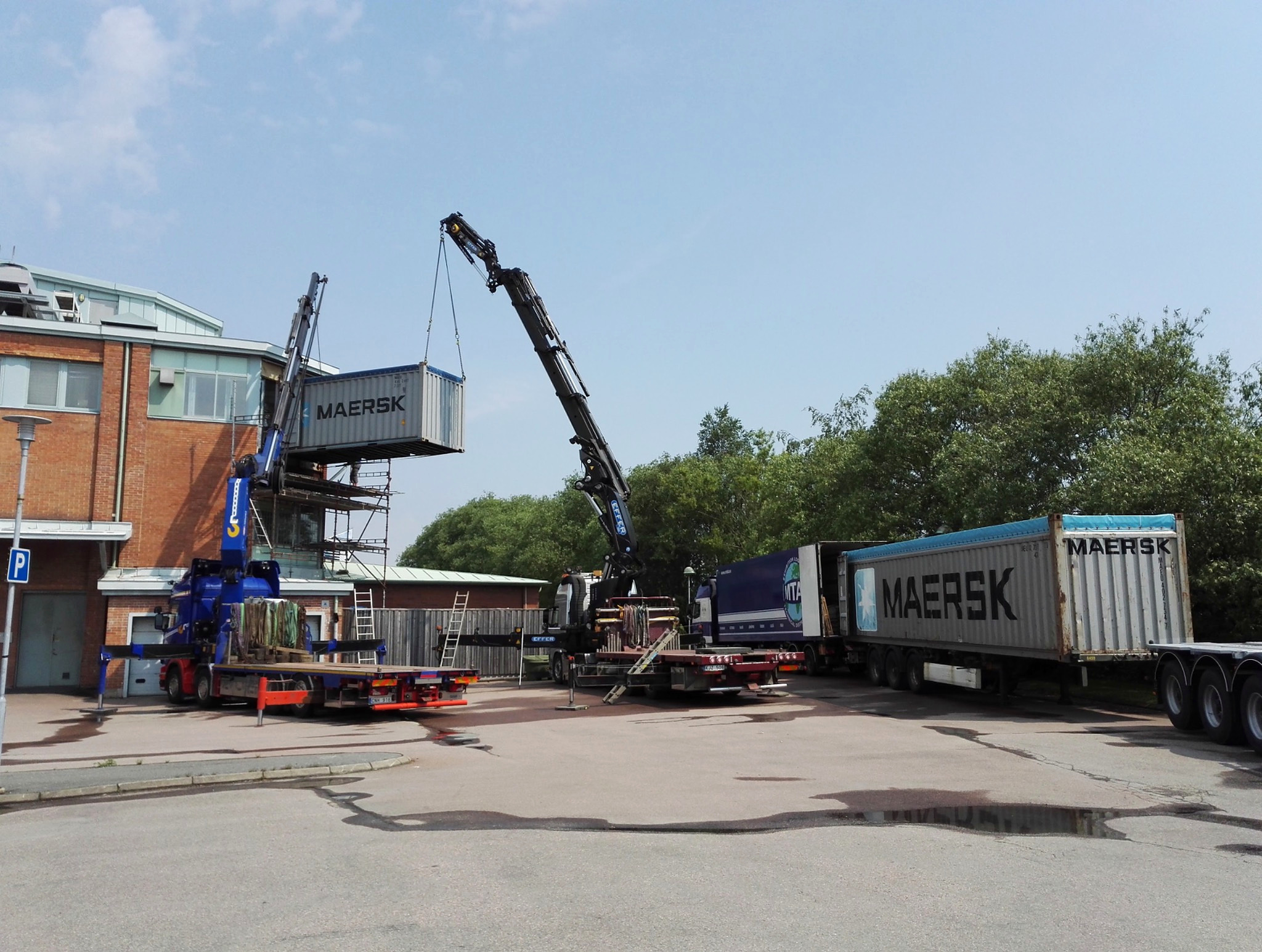 MR-system lyfts med kran vid containerhantering i Göteborg