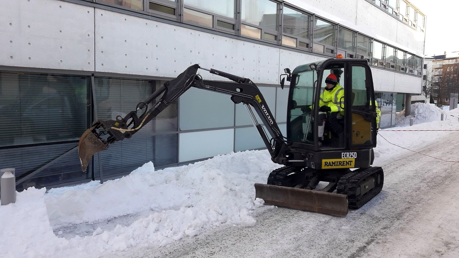 Grävmaskin förbereder åtkomst för MR-uttag i snö och kyla